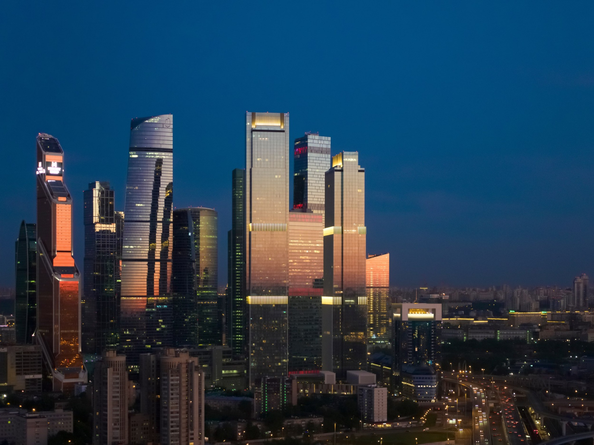 Вечерняя панорама комплекса Neva Towers
